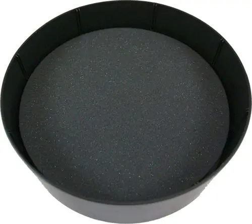 Schwarze runde Dämmhaube von Wolf mit schaumstoffartiger Oberfläche, geeignet als Handlochdeckel-Haube für technische Anwendungen.